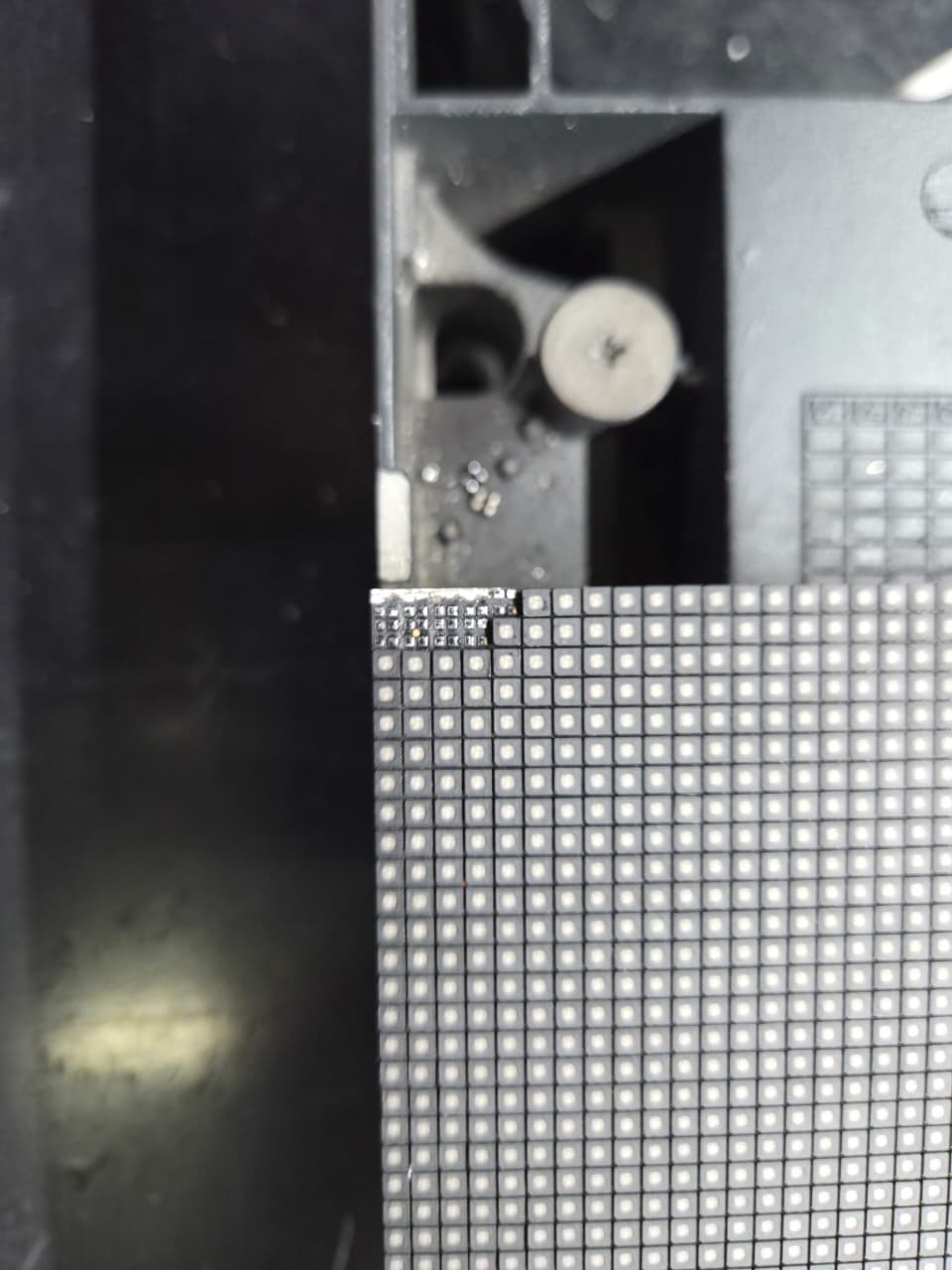 Close de chip queimado no módulo LED antes do reparo