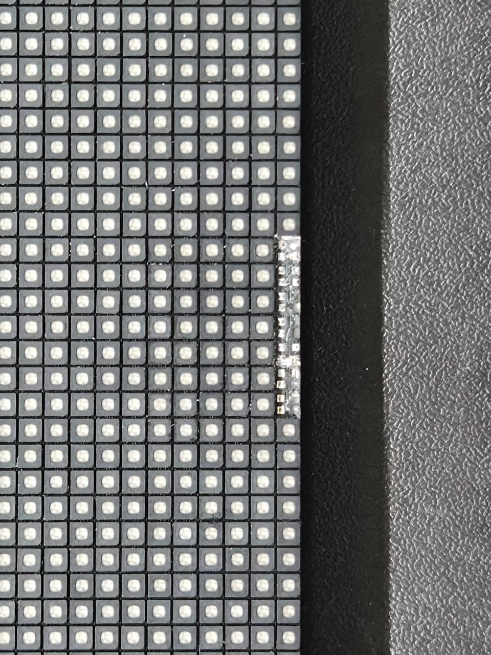 Close dos pixels apagados e defeituosos no módulo LED