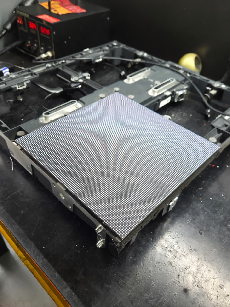 Bancada ESD do laboratório DK Led com módulo de LED em teste