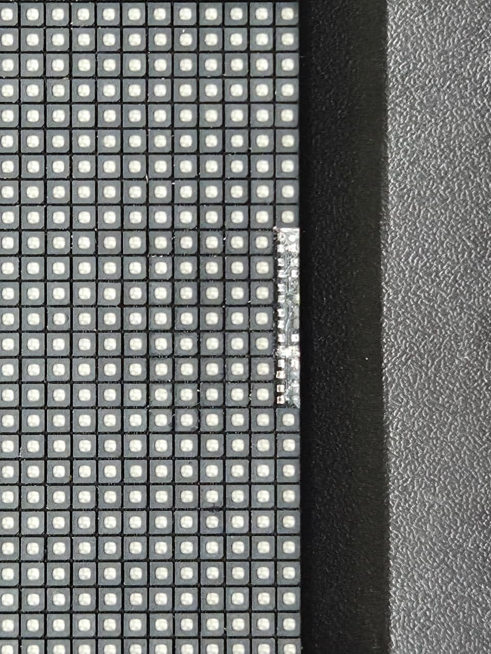 Antes do reparo: pixels apagados e chip com defeito visível